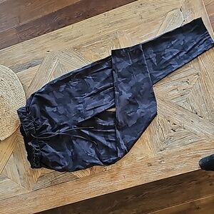 Lululemon Keep Moving camo casual pants! 4